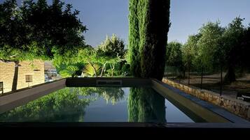 Una piscina al aire libre de temporada