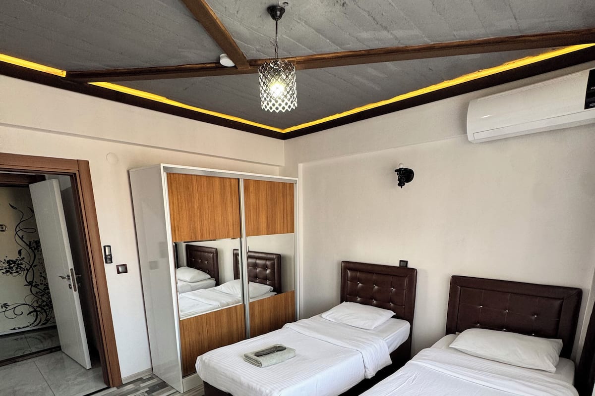Cortinas blackout, tabla de planchar con plancha y wifi gratis