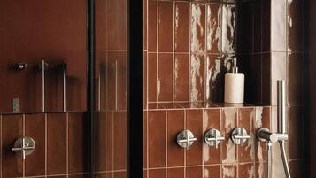 Departamento | Baño | Secadora de cabello, toallas, shampoo