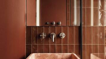 Apartment | Bathroom | Hair dryer, towels, shampoo