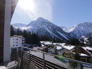 A mountain view from a balcony with snow-covered houses and a clear sky. - Chesa Forma by Arosa Holiday Appartement/Fewo, Bad, WC, 5-Bettwohnung by Interhome (Arosa)