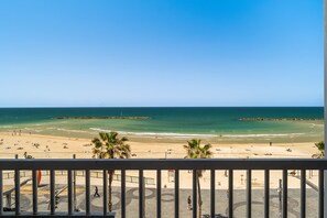 On the beach - Modern 2BR Steps to Beach by HolyGuest (Tel Aviv-Yafo)