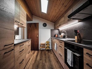 Kühlschrank, Mikrowelle, Ofen, Kochgeschirr/Geschirr/Besteck
