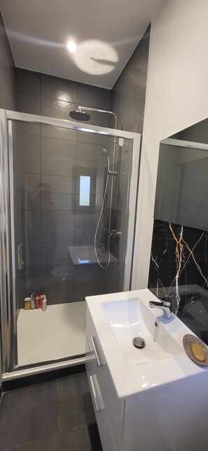 Hårtork, handdukar, tvål och toalettpapper