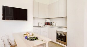 Apartment | Eigene Küche | Wasserkocher mit Kaffee-/Teezubehör, Kühlschrank, Mikrowelle, Ofen