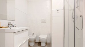 Apartment | Badezimmer | Haartrockner, Handtücher, Shampoo