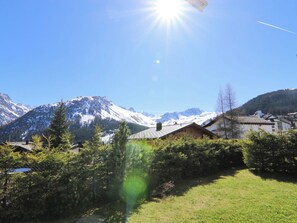 A mountainous landscape with snow-capped peaks, a clear sky, and a residential area with houses and greenery. - Chesa Forma 2 by Arosa Holiday Appartement/Fewo, Dusche oder Bad, WC, 6-Bettwohn by Interhome (Arosa)