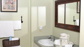 Classic Single Room | Bathroom | Combined shower/tub, hair dryer, towels, soap
