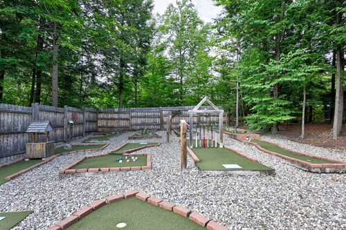 Ultimate Family Resort: Pool, Hot Tub, Mini Golf & Game Room mins to Lake George