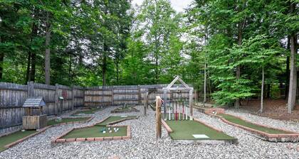 Ultimate Family Resort: Pool, Hot Tub, Mini Golf & Game Room mins to Lake George