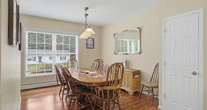 Ultimate Family Resort: Pool, Hot Tub, Mini Golf & Game Room mins to Lake George
