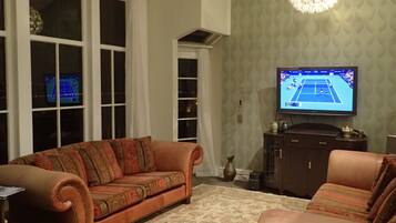 Smart TV, livros, aparelho de som