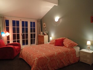 3 slaapkamers, een strijkplank/strijkijzer, reisbedje, gratis wifi