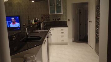 Coffee/tea maker, fridge, microwave, oven