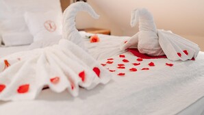 A bed with a white bedspread and two white towels shaped like swans. - Relax Suite With Jacuzzi (Burg-Reuland)