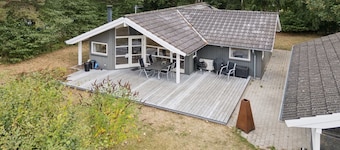 "Veljan" - 300m from the sea by Interhome