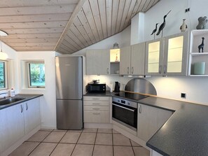 Kühlschrank, Mikrowelle, Geschirrspüler, Kochgeschirr/Geschirr/Besteck