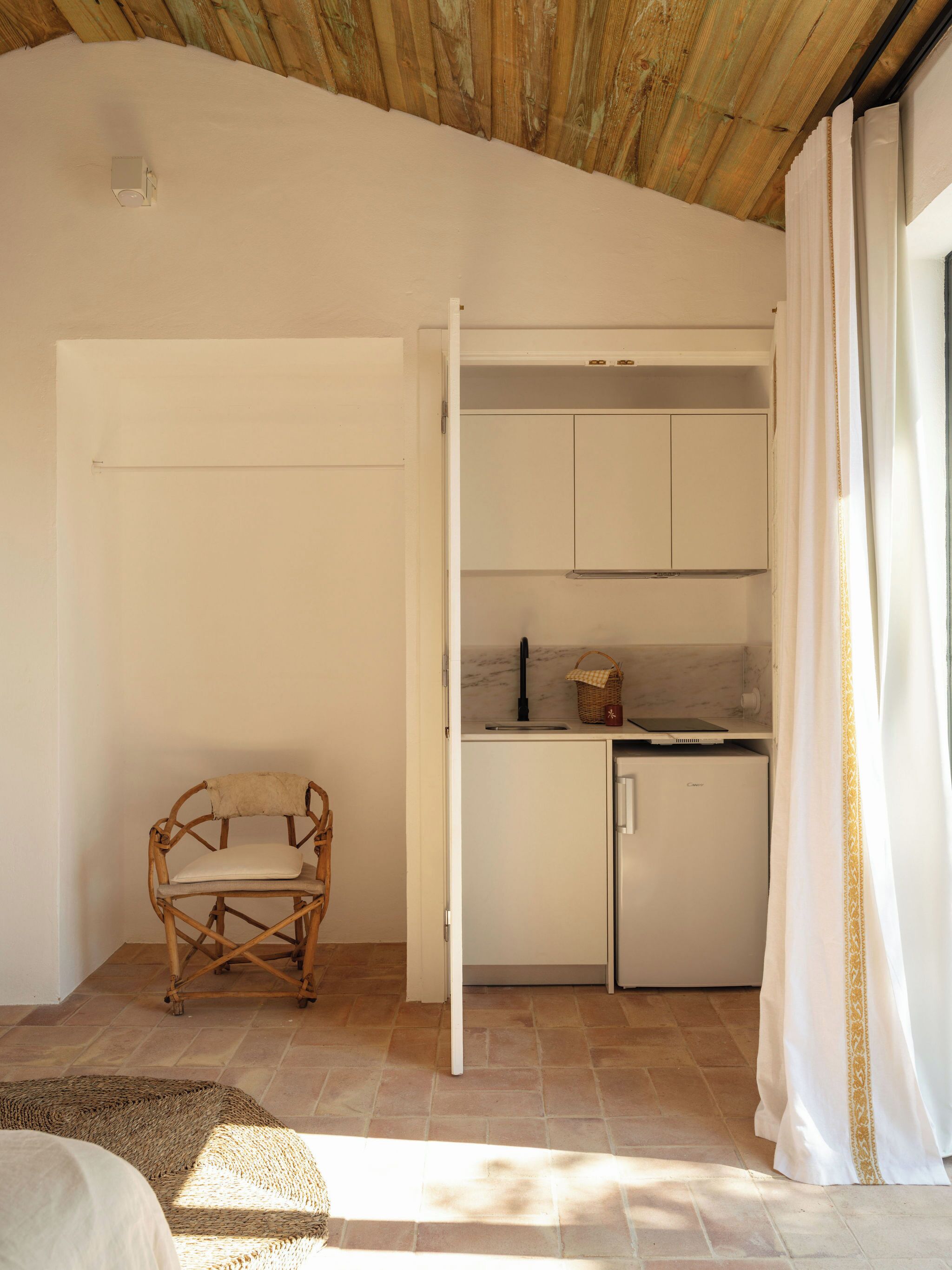 Estudio Deluxe, vistas al jardín | Cocina privada | Máquina de café espresso, cafetera o tetera y frigorífico