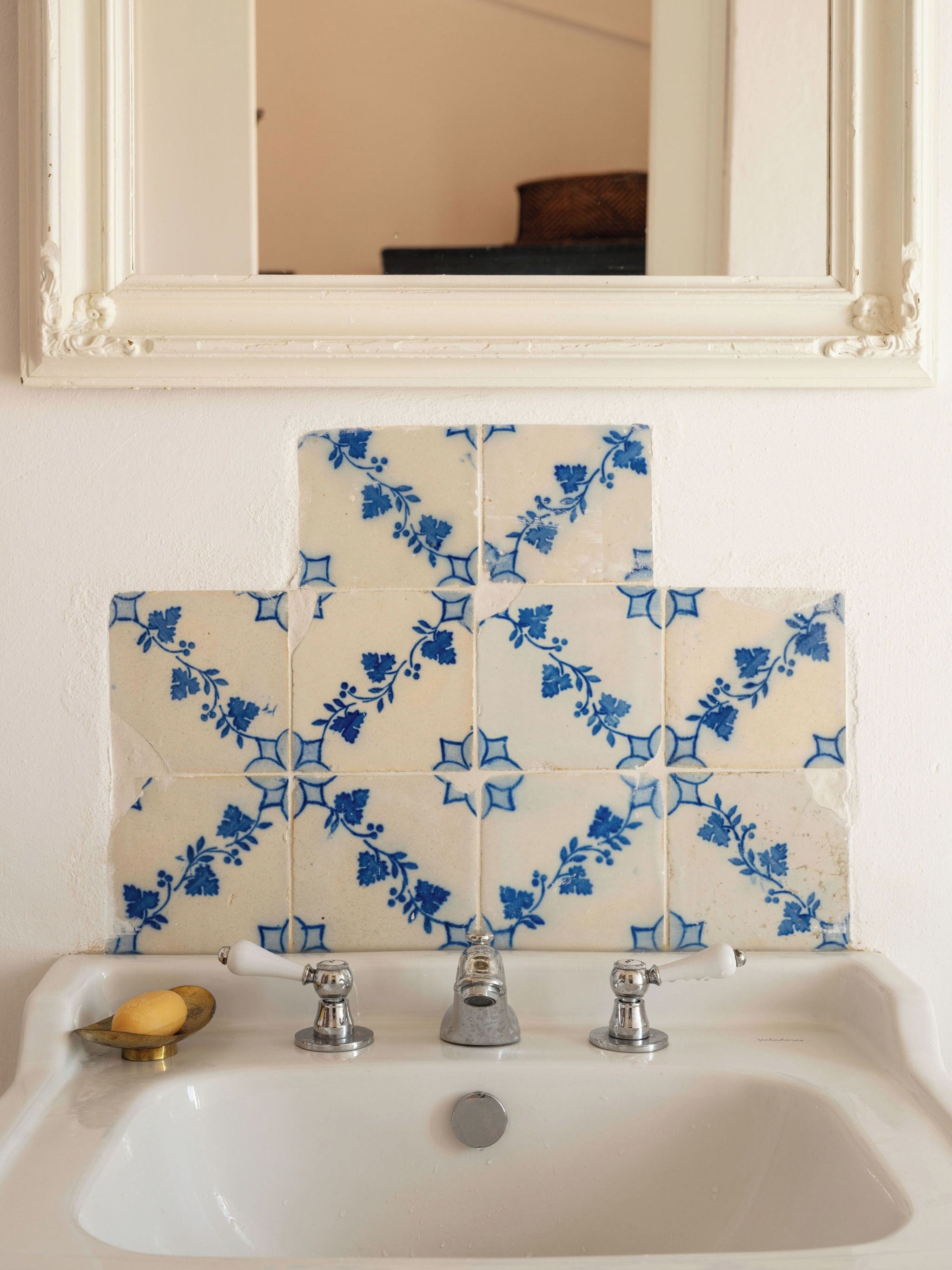 Habitación Deluxe doble, vistas a la colina | Baño | Ducha, secador de pelo, toallas y jabón