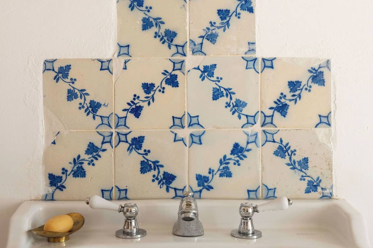 Dobbeltrom – deluxe, utsikt mot høyde | Bad | Dusj, hårføner, håndklær og såpe