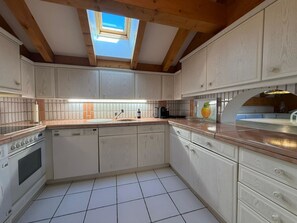 Fridge, oven, dishwasher, cookware/dishes/utensils - Appartement/Fewo, Bad, WC, 2 Schlafräume by Interhome (Arosa)