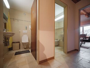 Bathroom - Appartement/Fewo, Dusche oder Bad, WC, 2 Schlafräu by Interhome (Arosa)