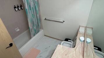 Room, 3 Bedrooms | Bathroom
