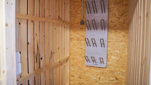A wooden interior with a whiteboard on a wall. - Benedikt – a cozy apartment steeped in history, perfect for unforgettable getaways (Gröbming)