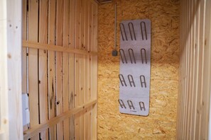 A wooden interior with a whiteboard on a wall. - Benedikt – a cozy apartment steeped in history, perfect for unforgettable getaways (Gröbming)