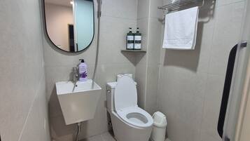 Habitación triple Deluxe, baño privado | Baño | Regadera, secadora de cabello, toallas, jabón