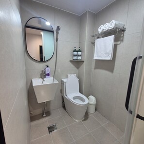 Deluxe Triple Room, Private Bathroom | Bathroom - Nanahostel jonggak (jongrogu)