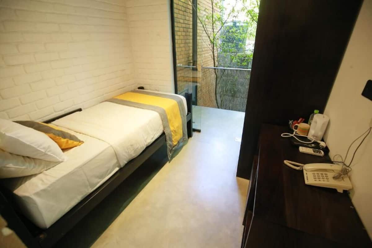 Economy Single Room, Balcony, Courtyard View | In-room safe, blackout drapes, WiFi (free)