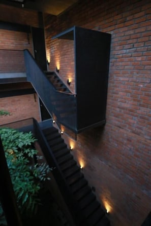 Deluxe Quadruple Room, Courtyard View | Bahagian dalam
