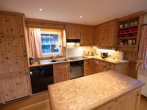 Fridge, microwave, oven, dishwasher - Chalet Güetli Ferienhaus, Dusche und Bad, WC, 10-Bettwohnung by Interhome (Arosa)