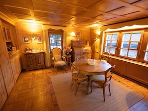 Dining - Chalet Güetli Ferienhaus, Dusche und Bad, WC, 10-Bettwohnung by Interhome (Arosa)