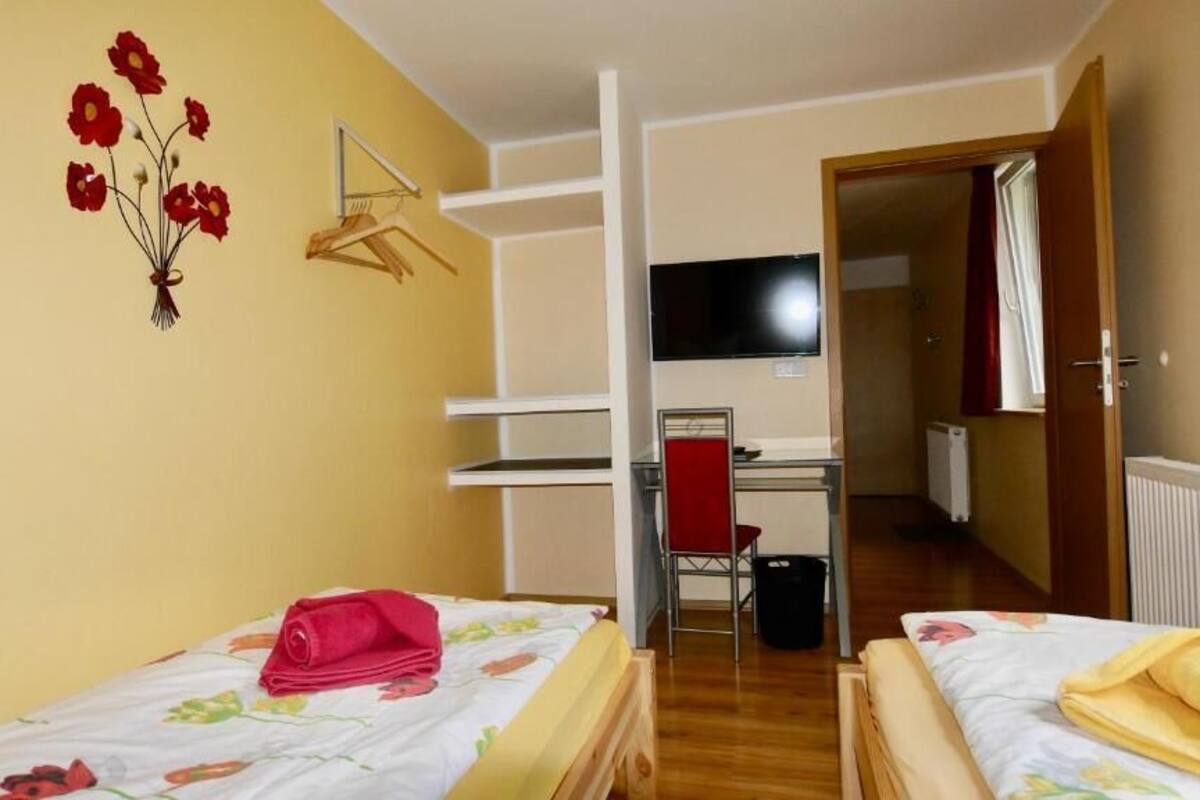 Habitación estándar con 2 camas individuales, vista al jardín | Caja de seguridad en la habitación y wifi gratis