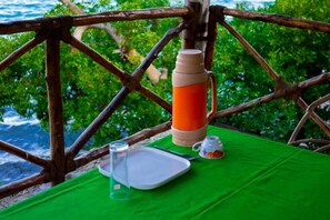 Habitación doble, balcón, vistas a la playa | Comida y bebida