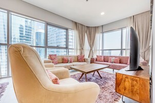 Uma sala de estar moderna com um sofá, uma mesa de centro e uma televisão.