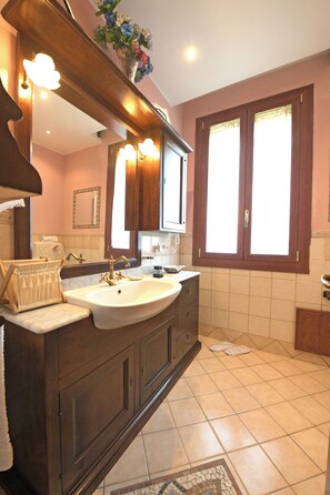 Douche, sèche-cheveux, bidet, serviettes fournies