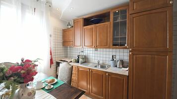 Kühlschrank, Wasserkocher mit Kaffee-/Teezubehör, Wasserkocher, Esstisch