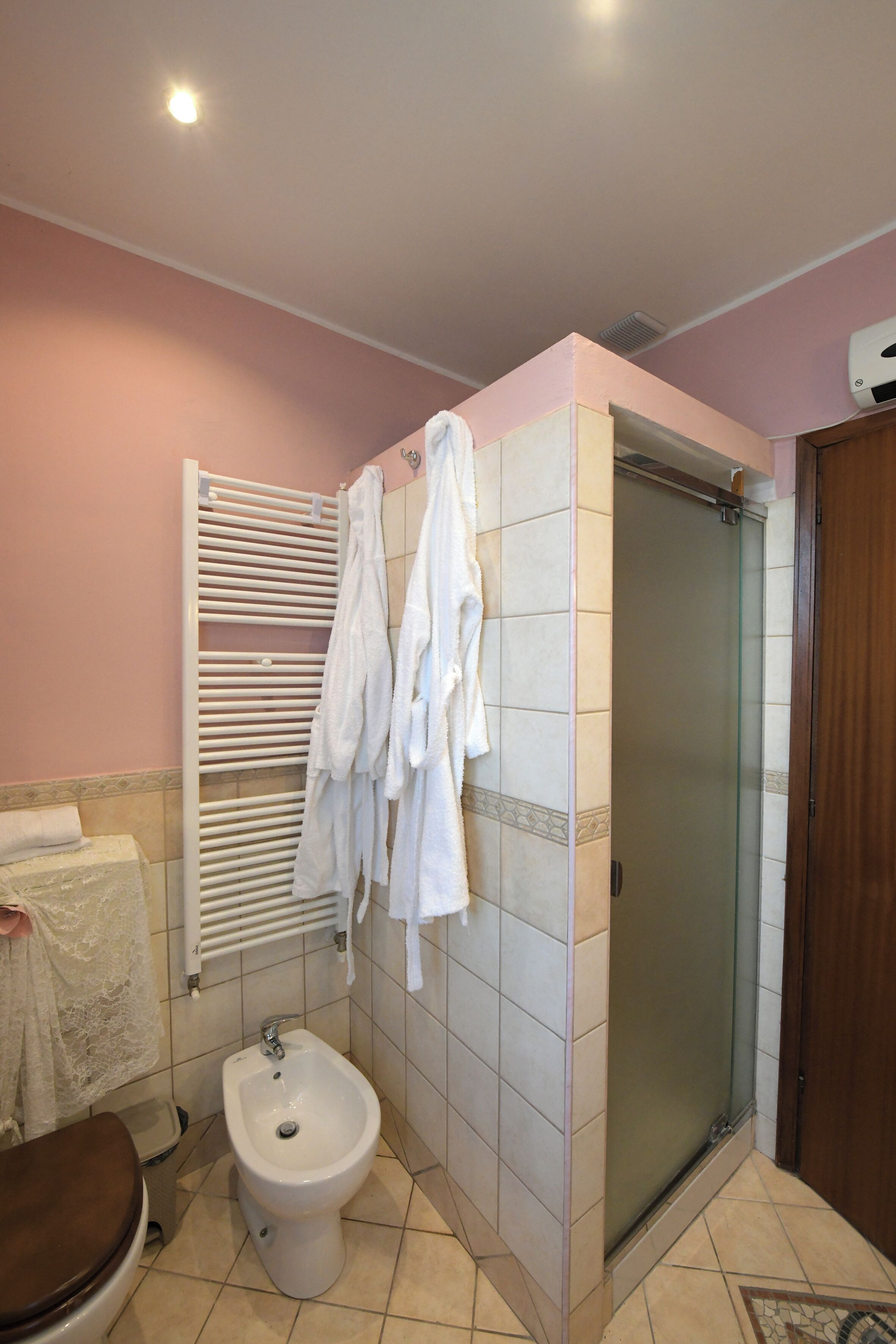 Doccia, asciugacapelli, bidet, asciugamani