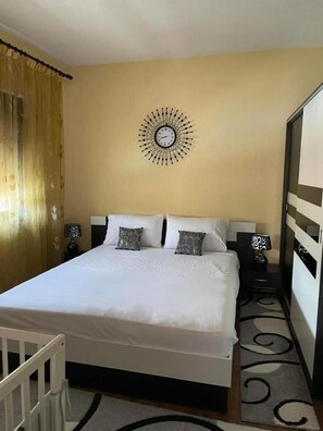 Room - House Sleeps 14 With Pool and Parking (Strumyani)