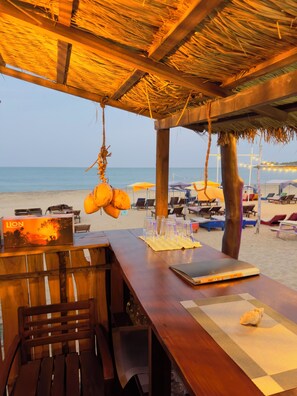 Outdoor dining - Clear Beach Arugambay Your Beachfront Paradise & Relax,Dine & Stay by the Sea (Arugambay)