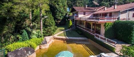 Una piscina al aire libre de temporada