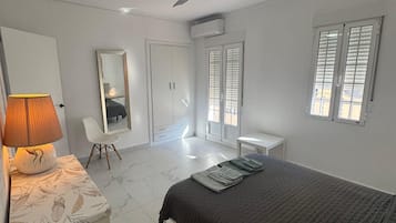 1 slaapkamer, een strijkplank/strijkijzer, wifi, beddengoed