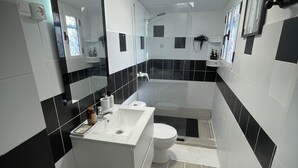 Dusj, hårføner, håndklær og såpe