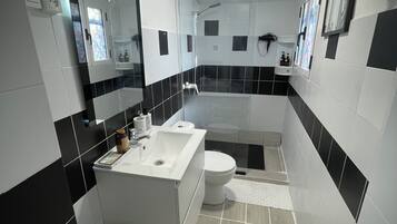 Een douche, een haardroger, handdoeken, zeep