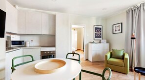 Apartment | Eigene Küche | Wasserkocher mit Kaffee-/Teezubehör, Kühlschrank, Mikrowelle, Ofen