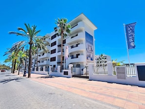Exterior - Stylish Apartment with Balcony & Pool View (Los Alcazares)