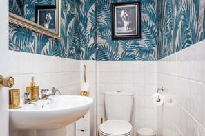 Een douche, een haardroger, handdoeken, toiletpapier